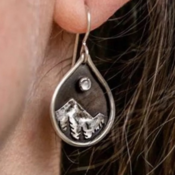 🏔 Vintage Mountain Engraved Retro Earrings 🏔 - Picture 3 of 7